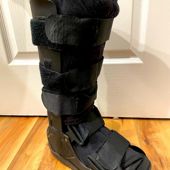 Used walking boot - Picture 2 of 3